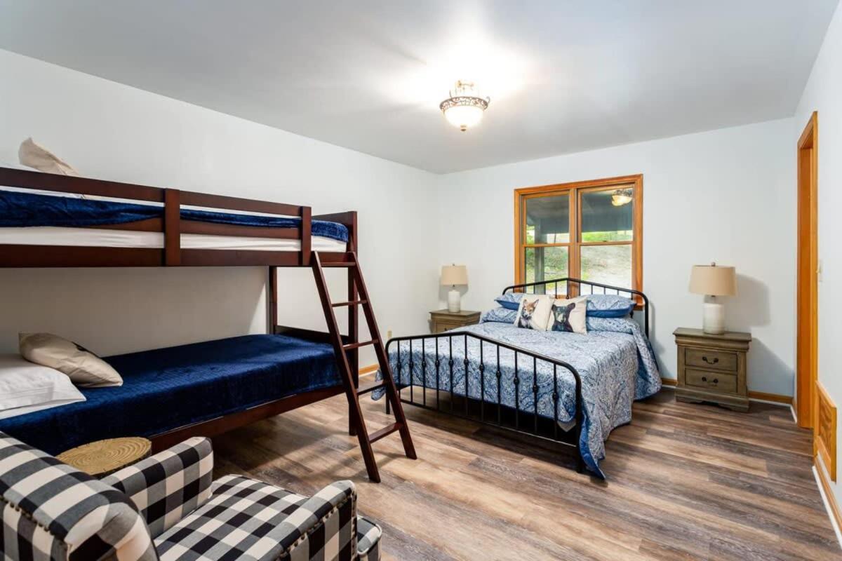 Huge Cabin W Hot Tub, Deck, Grill, Fire Pit, Wifi Berkeley Springs Buitenkant foto
